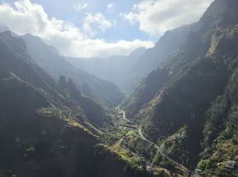 Gewaltige Berge und Täler