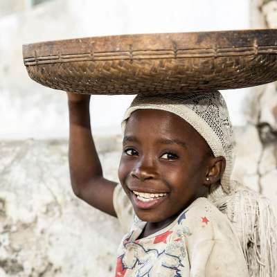 Ibo Island Mädchen mit Schale – ©Erika Pinzl