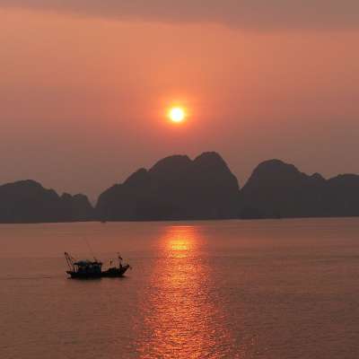 Sonneruntergang in der Halong Bay