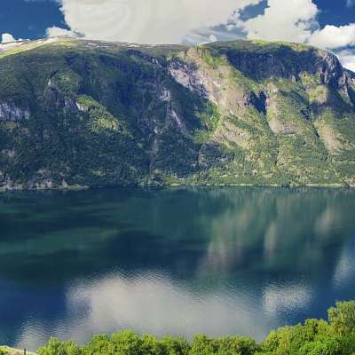 Norwegischer Fjord: sanfte Gipfel, wilde Täler