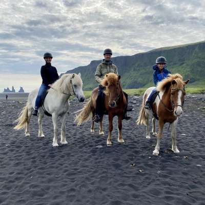 Reiten am Strand von Vik