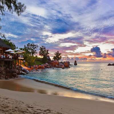 Abendstimmung auf den Seychellen: Café bei Sonnenuntergang