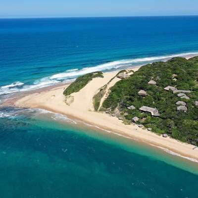in den Sanddünen am Ozean: Lodge auf Santa Maria
