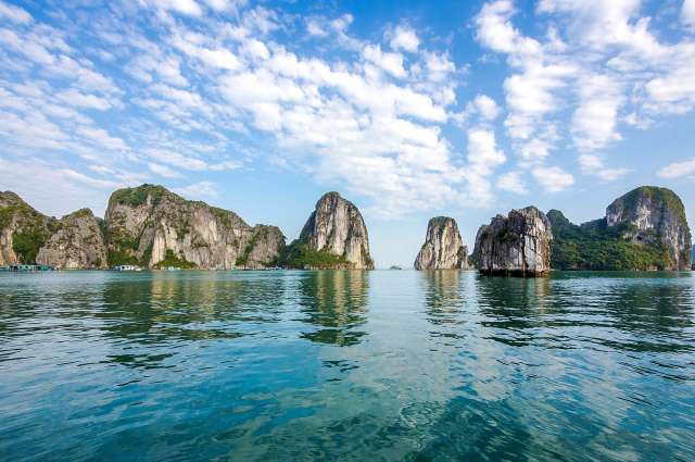 Bizarre Felsformationen: Halong Bay