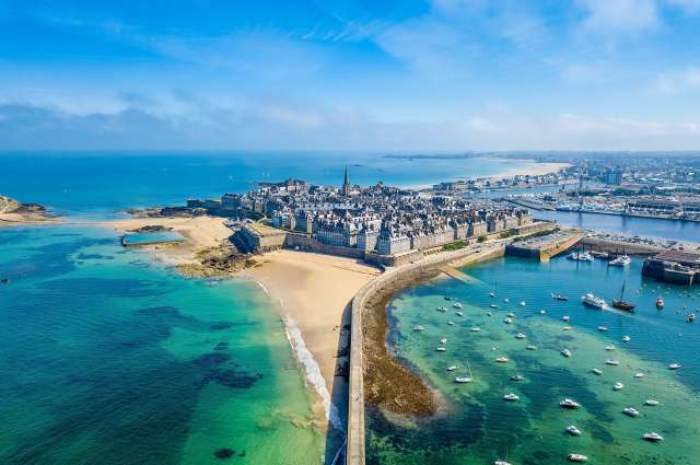 Saint Malo vom Meer umspült: Smaragdküste der Bretagne