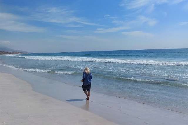 mit den Füßen im Wasser: Spaziergang am Strand