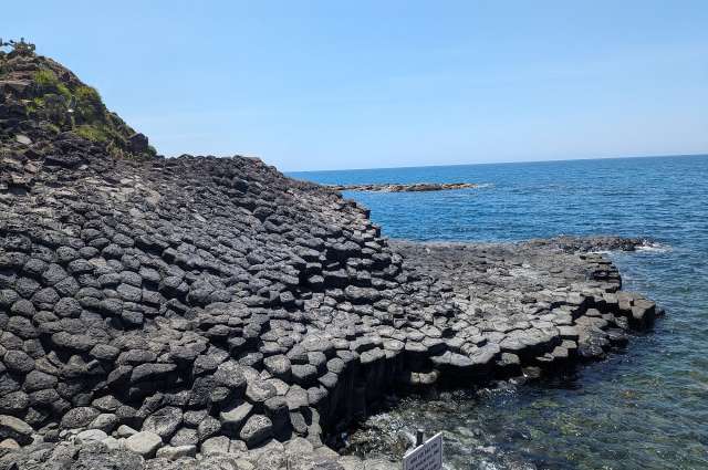 Ganh Da Dia: Meeresklippe aus Steinplatten