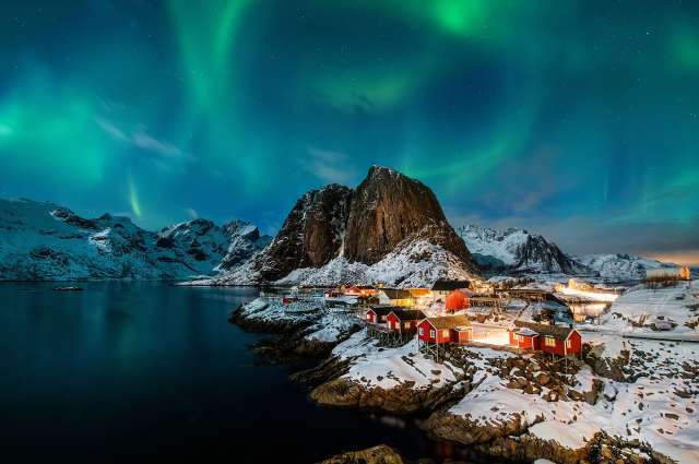 Polarlichter spielen über Hamnoy: Norwegen