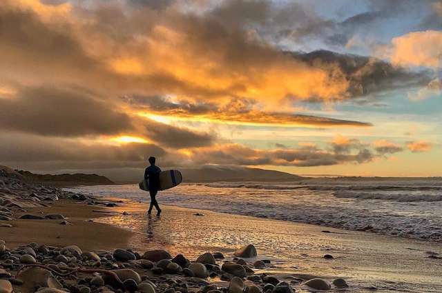 Strandhil: Surfer, Strand und Seegrasbäder