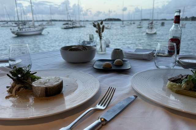 Abendessen mit Ausblick: Restaurant am Golfe de Morbihan