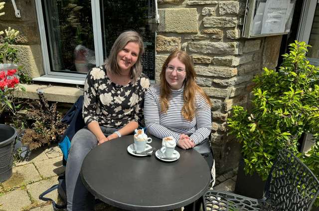 Ladepause: Sabrina Rüdiger und Gina Götzke beim Café