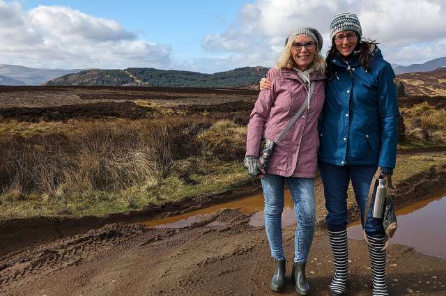 In Regenjacken und Gummistiefeln: Ingrid und Anna