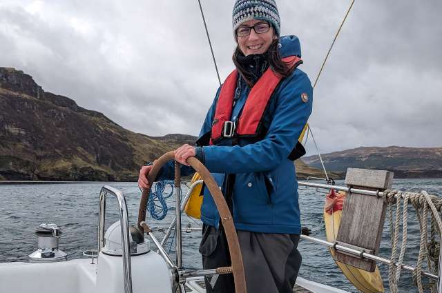 dem Wetter trotzen: Anna beim Segetörn