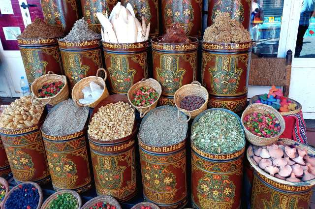 Eine Fülle verschiedenster bunter Waren: Souks in Marrakesch