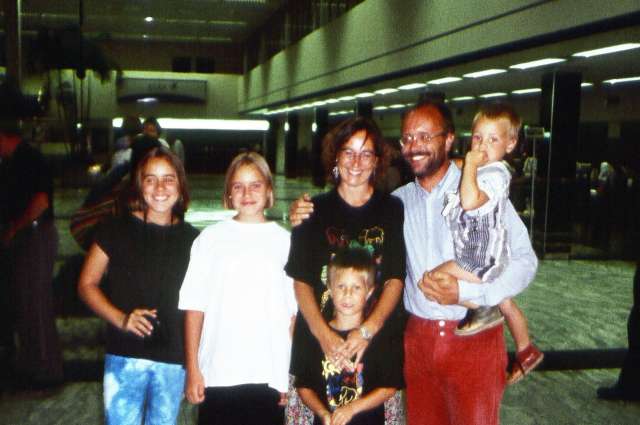 Benjamin Bach – damals noch ein Kind – im Arm seines Vaters