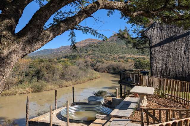 Ein Fluss, ein Strohdach über dem Kopf, Platz und Aussicht.