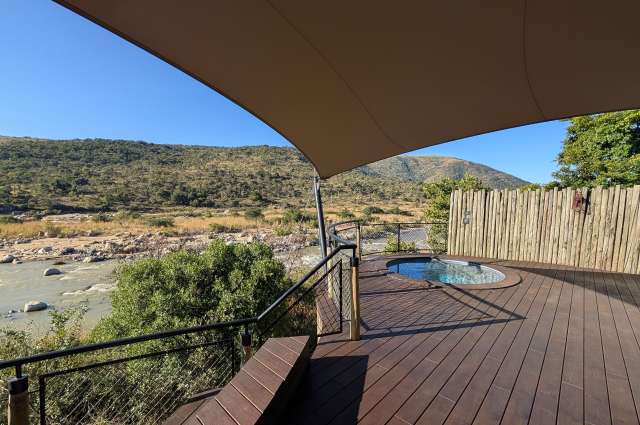 Unser „bescheidenes“ Zelt mit eigenem Minipool