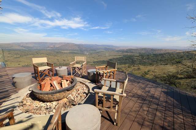 Die Brüstung aus Glas ist kaum zu sehen-sagenhafte Aussicht