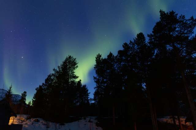Die Nordlichter zeigen sich am Abendhimmel