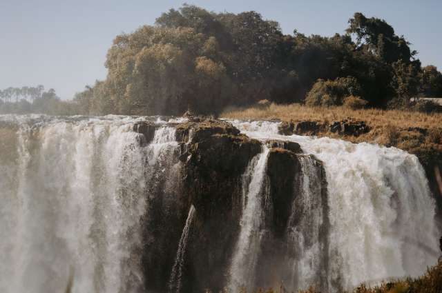 Aussicht vom Regenwaldpfad auf die Victoria Falls