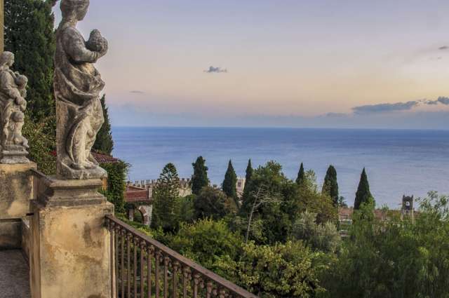 toller Blick, verwunschener Garten: Villa bei Taormina