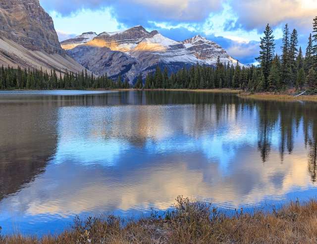 Den Sonnenaufgang genießen: Bow Lake