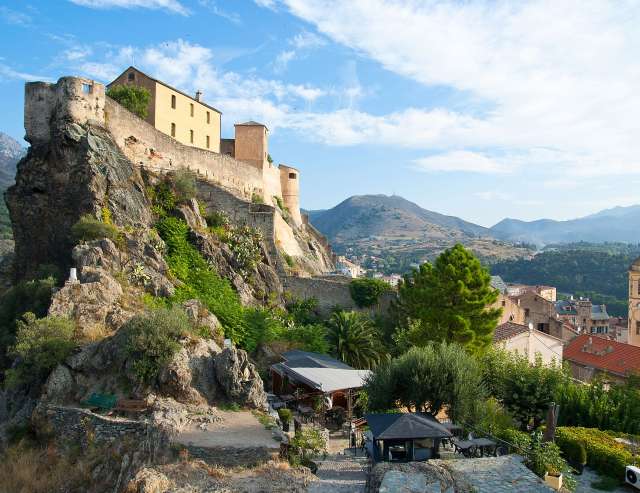 Corte: Blick vom Belvedere auf die Festung