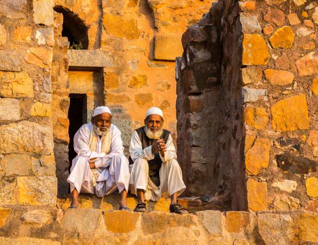 Dehli: Moslems in alten Gemäuern