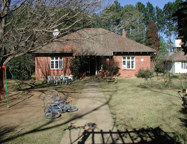 1998: Pfarrhaus mit weißer Garage in Hermannsburg Südafrika