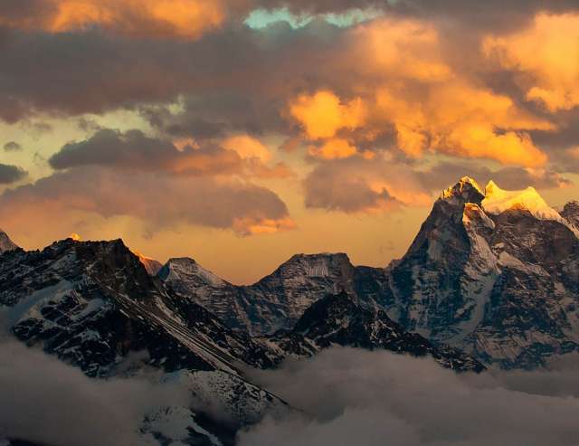 Farbenspiele: Himalaya bei Sonnenuntergang