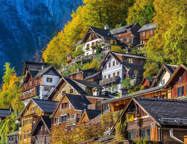 Panoramablick auf traditionelle alte Holzhäuser