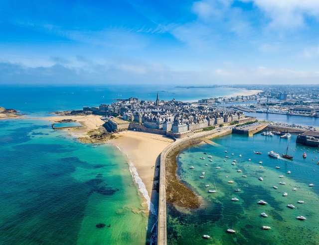 Saint Malo vom Meer umspült: Smaragdküste der Bretagne