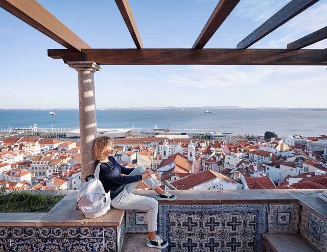 Rote Ziegeldächer, alte Architektur: Lissabon