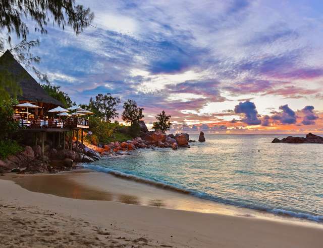 Abendstimmung auf den Seychellen: Café bei Sonnenuntergang
