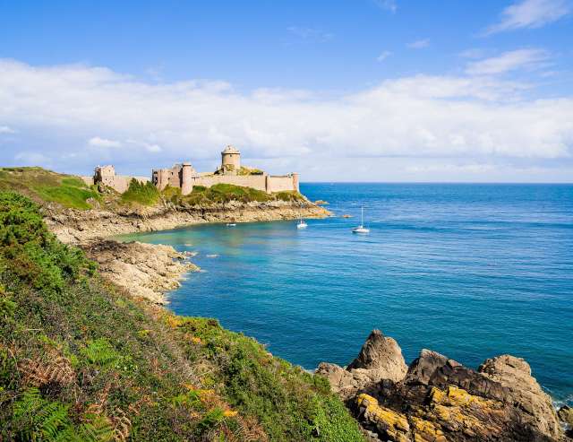 Vielfältige Küste: Cote d'Emeraude am tiefblauen Atlantik