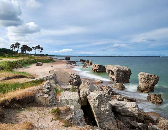 Spuren der Sowjet-Ära: Bunkerruinen am Strand von Liepaja