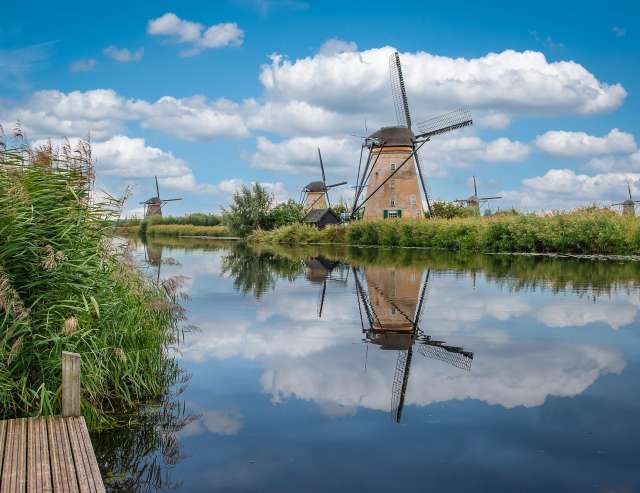 malerisch: Windmühlen-Landschaften der Niederlande