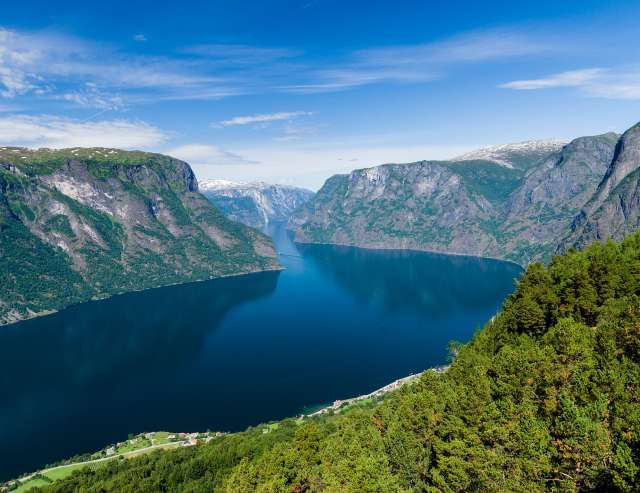 Norwegischer Fjord: sanfte Gipfel, wilde Täler