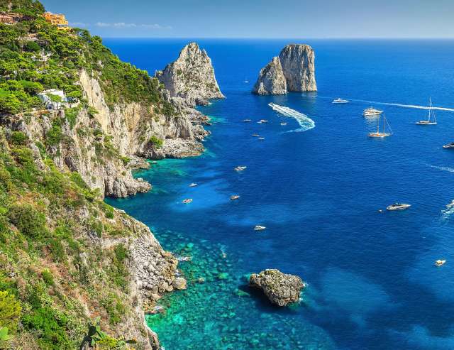 Föhren, Felsen, azurblaues Meer: Capri