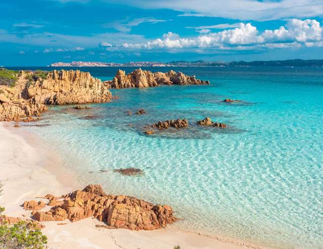 Rosafarbener Sandstrand: Sardinien