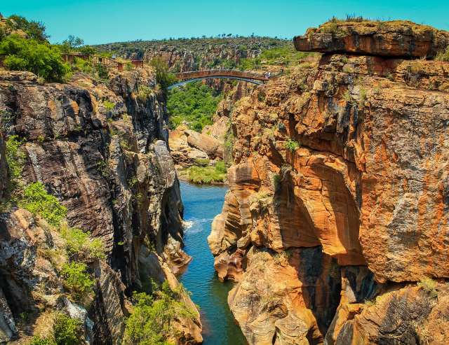Brücke über den Canyon bei den Bourke's Luck Potholes im Flu