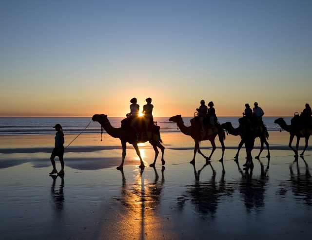 Broome: Kamelkarawane am Cable Beach