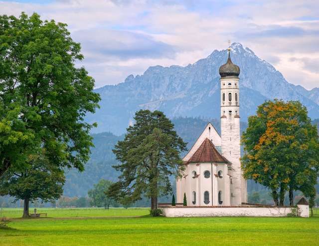 Barockkirche vor alpiner Kulisse: Allgäu