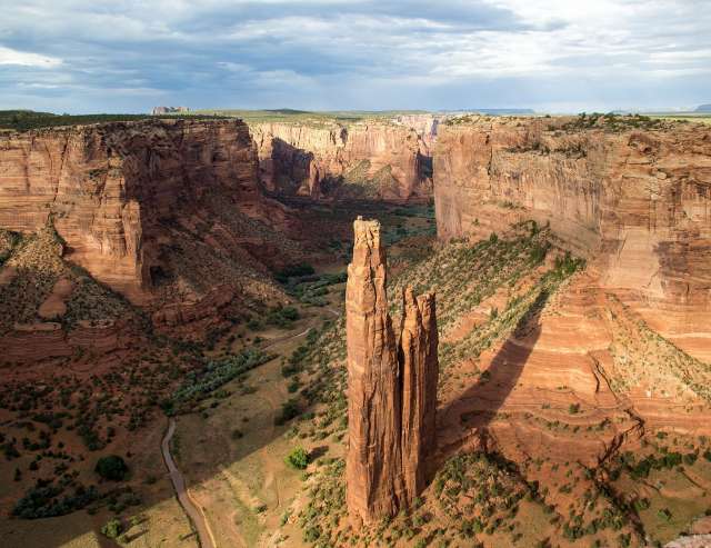 Rote Felsen, bizarre Formen: Spider Rock im Canyon de Chelly