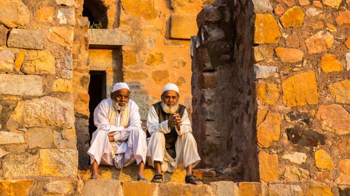 Dehli: Moslems in alten Gemäuern – ©Reisefoto von Erika Pinzl