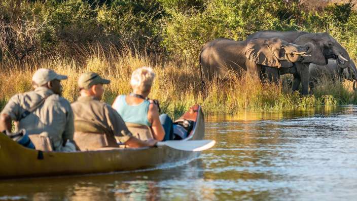 Kanufahrt auf einem Kanal des Sambesi – ©Reisefoto Richter