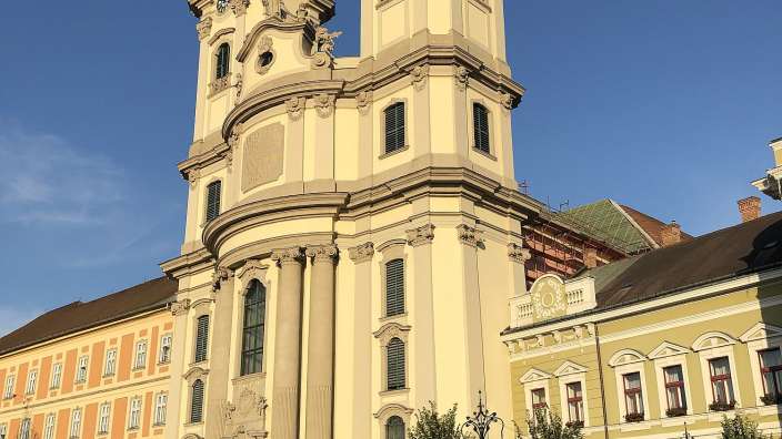 Minoritenkirche auf dem Dobó Platz in Eger