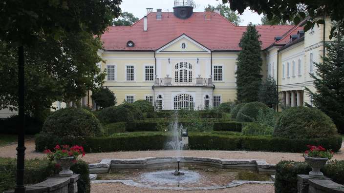 Schlosshotel Szidónia vom Park aus