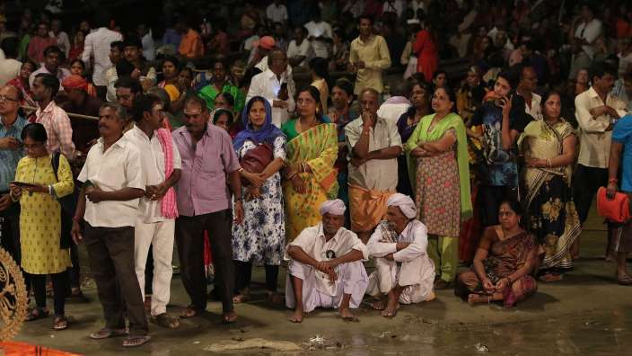 Vor der Aarti Zeremonie am Ganges