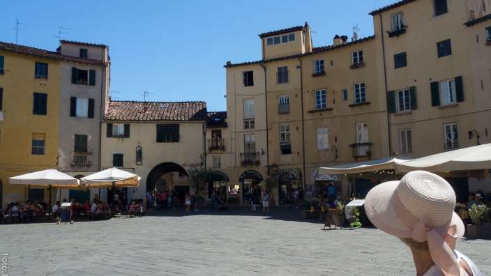 Am Plaza del Anfiteatro in Lucca